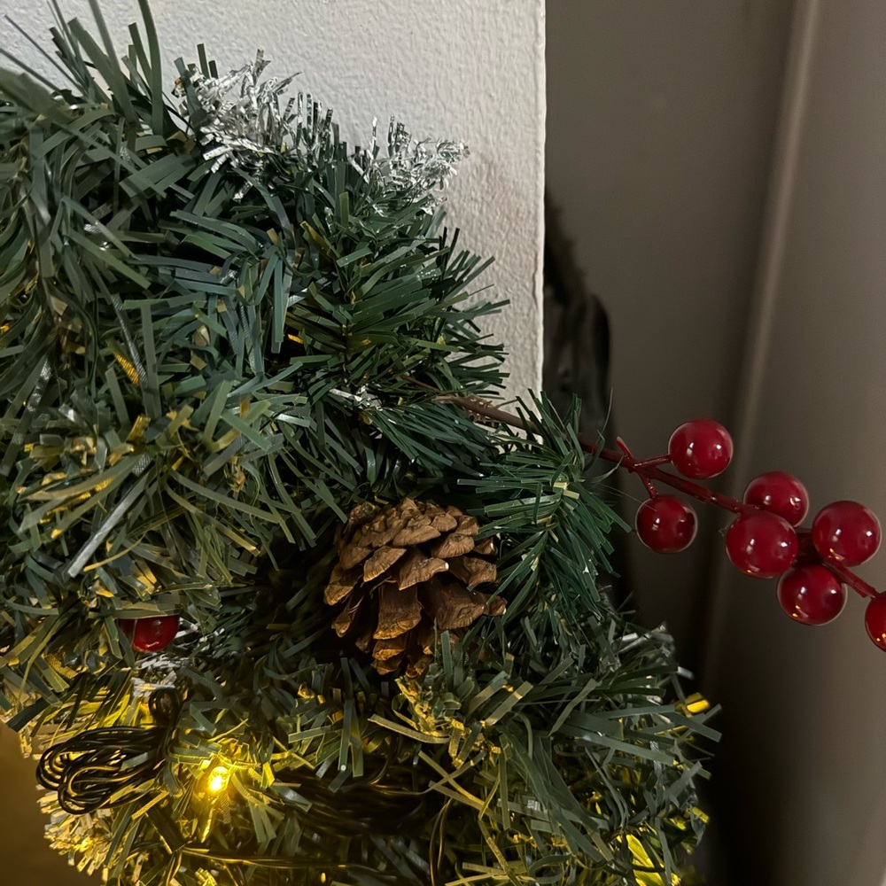 Christmas  Wreath with lights  Red Berries and pinecones - Picture 4 of 5